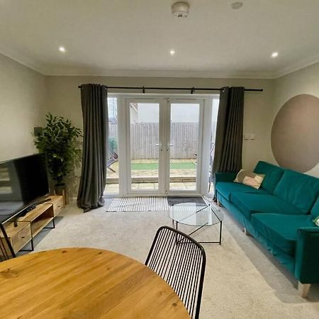 Stylish Modern Two Bedroom Apartment With Garden Cardiff Exteriör bild