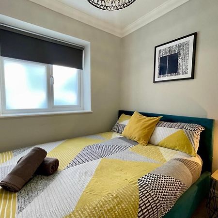 Stylish Modern Two Bedroom Apartment With Garden Cardiff Exteriör bild