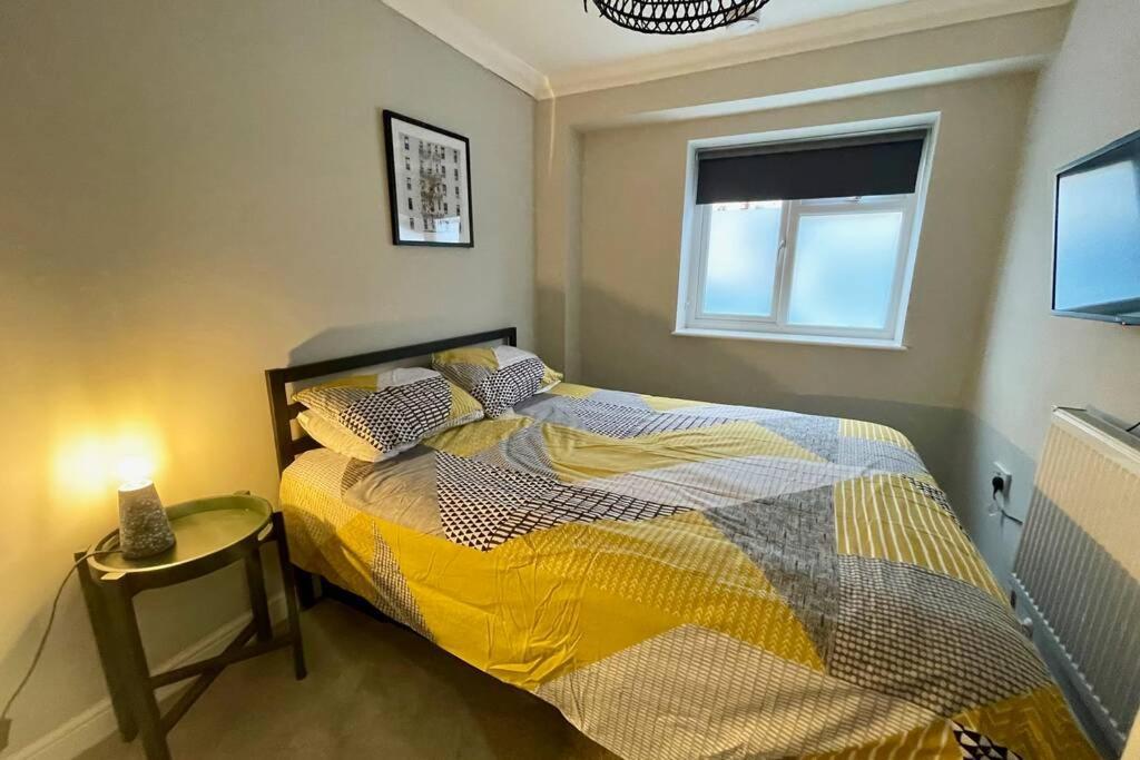 Stylish Modern Two Bedroom Apartment With Garden Cardiff Exteriör bild