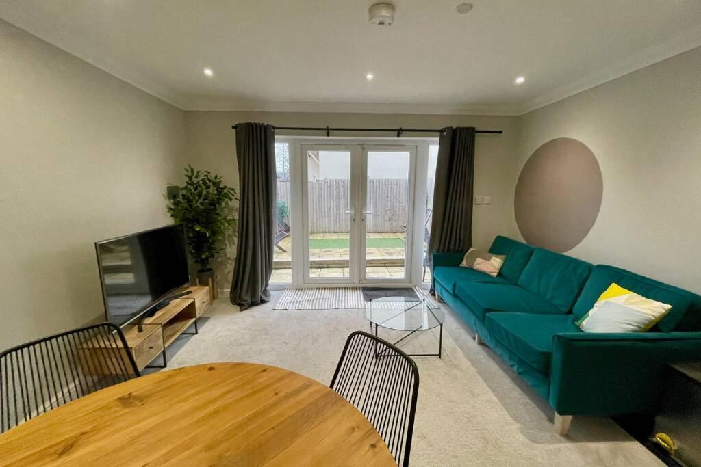 Stylish Modern Two Bedroom Apartment With Garden Cardiff Exteriör bild