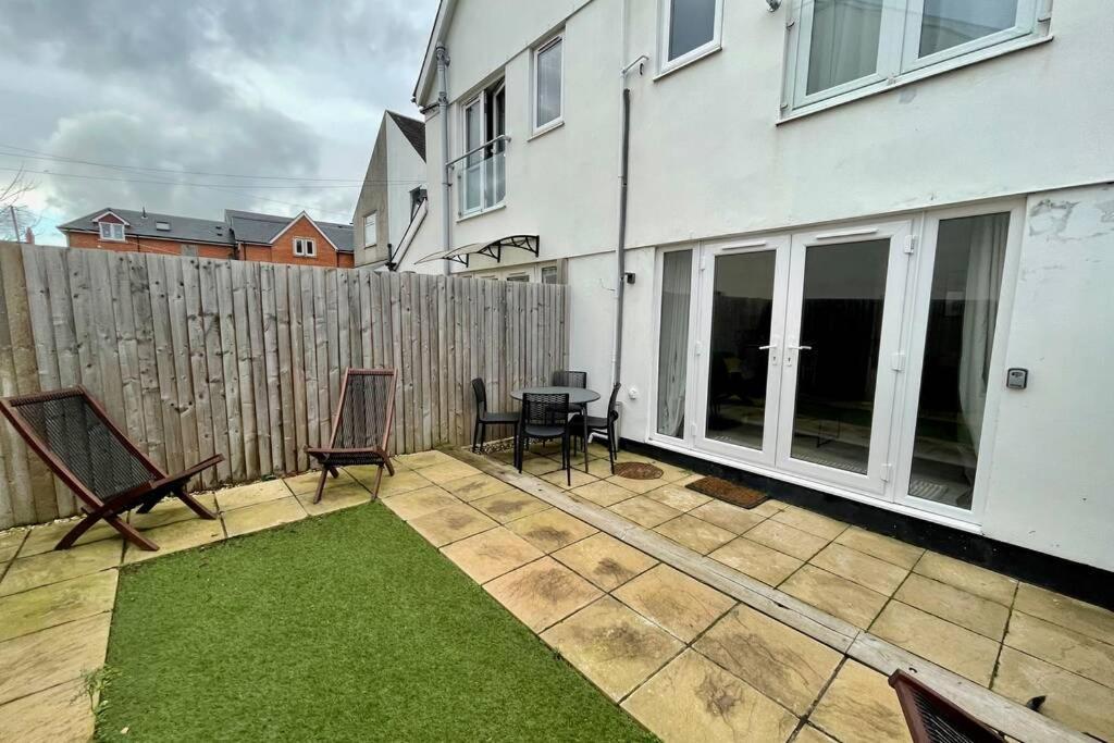 Stylish Modern Two Bedroom Apartment With Garden Cardiff Exteriör bild