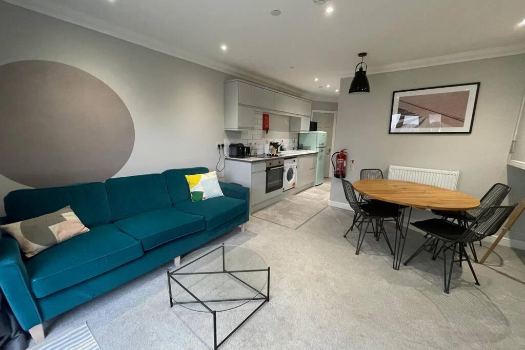 Stylish Modern Two Bedroom Apartment With Garden Cardiff Exteriör bild